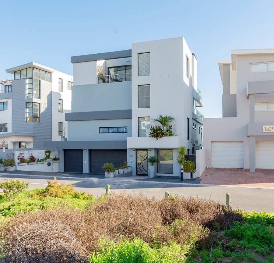 7 Bedroom Property for Sale in Calypso Beach Western Cape